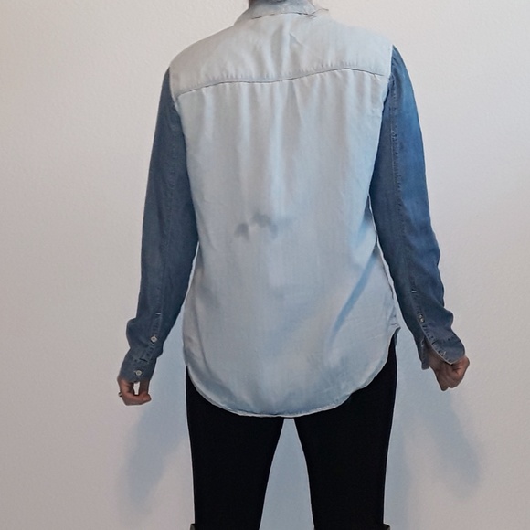 Banana Republic Chambray Button Down (M) - Picture 2 of 5